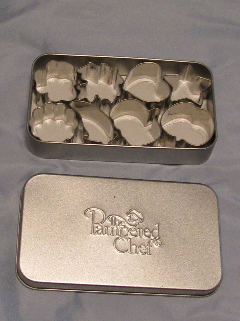 UNUSED Pampered Chef Creative 8 Mini Cookie Cutters Set In Storage Tin Vintage